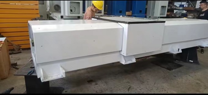 定製封閉式機器人行走地軌，調試地軌的運行速度和穩定性